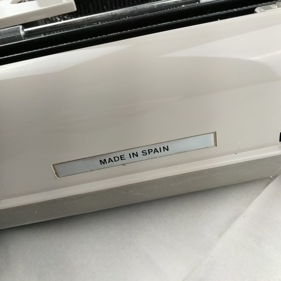 Vintage 1970s Underwood Model 319 Portable Manual Typewriter w/Hard Case - Picture 14 of 16